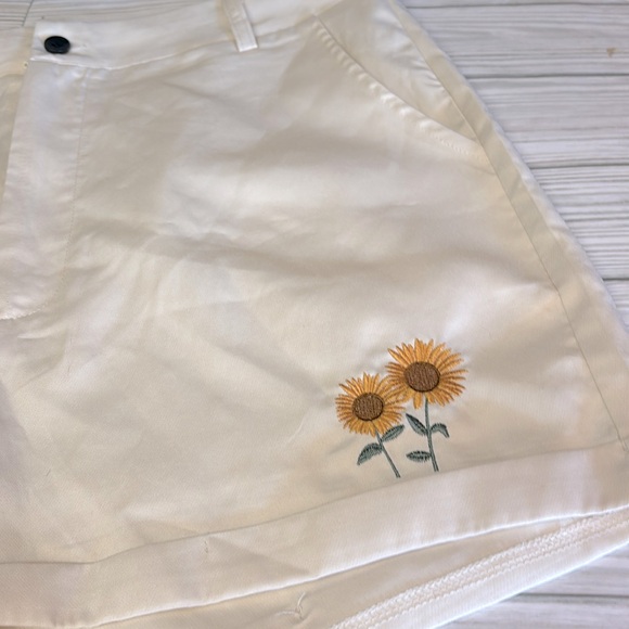 Romwe Embroidered Sunflower Summer Shorts w Pockets Women’s Size 8 10 Large - Picture 3 of 7